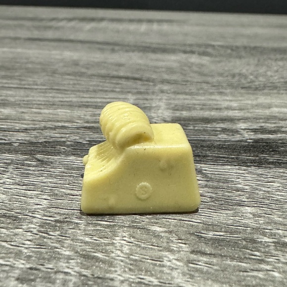 Shopkins | Real Littles: Mary Lou Blue Bonnet Butter - Mini Collectable Figure - Picture 2 of 6